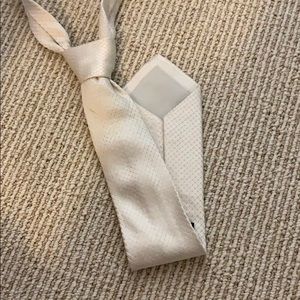 Men’s ivory tie